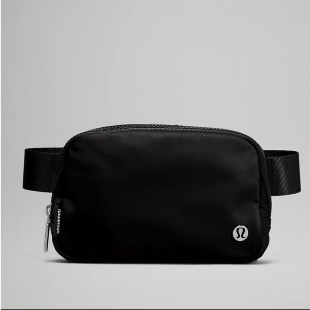 Lululemon Everywhere Belt Bag Black NWT